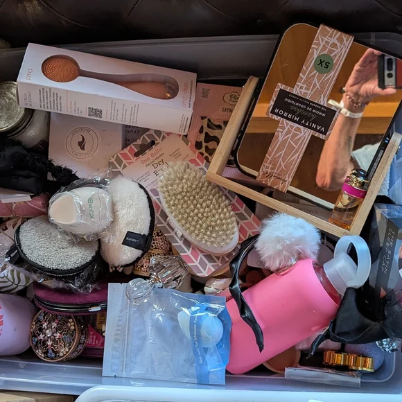 Assorted Beauty and Skincare Products - Picture 5 of 7